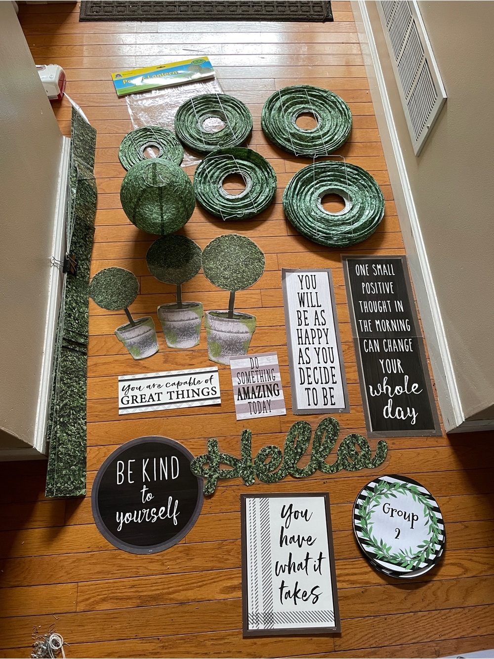 Green Decorative Party Plaque and Topiary Set - Teacher Created Resources